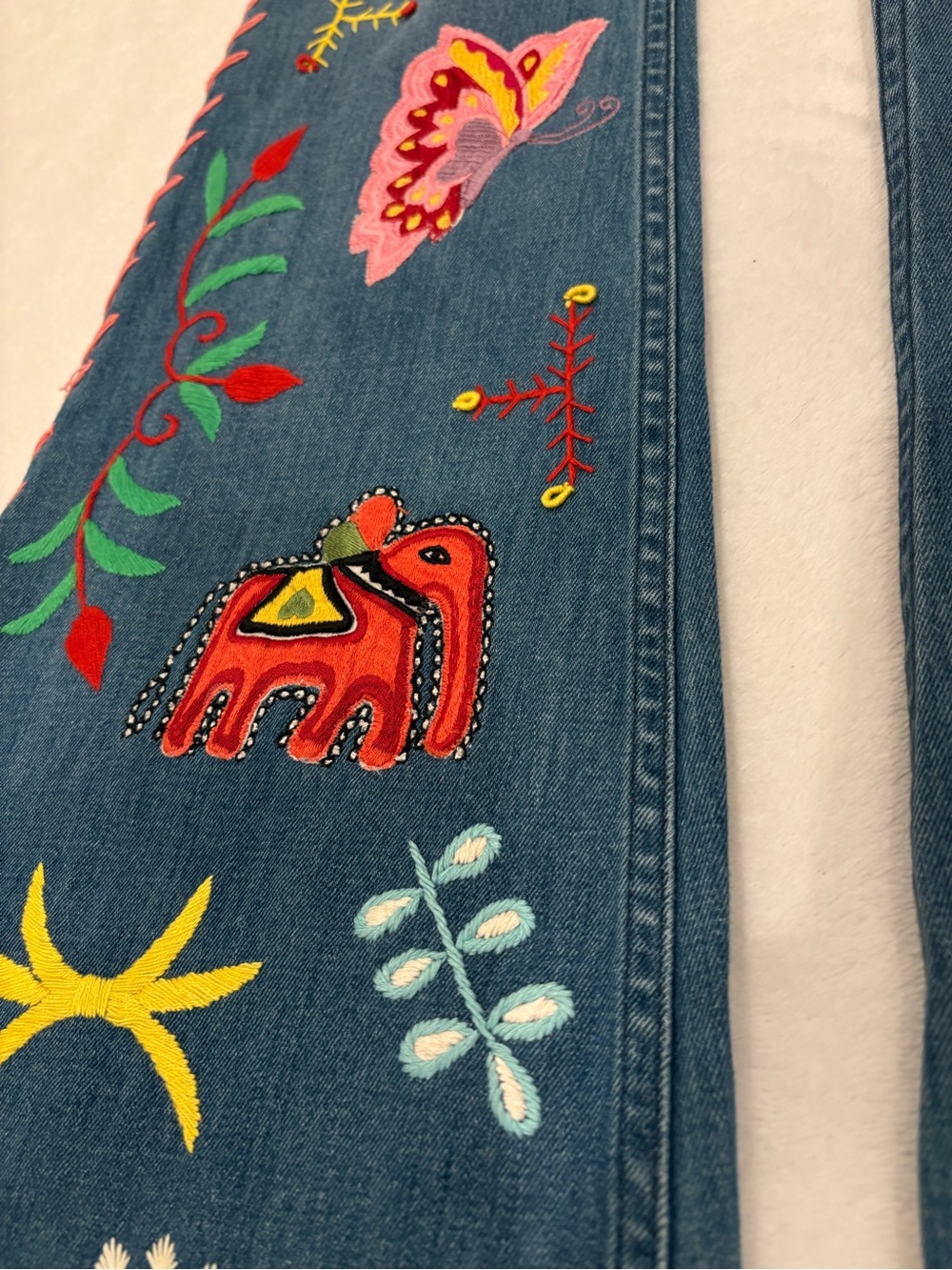 Alice + Olivia Embroidered Flare Jeans Boho Elephant Butterfly Floral Raw Hem - - Picture 4 of 16